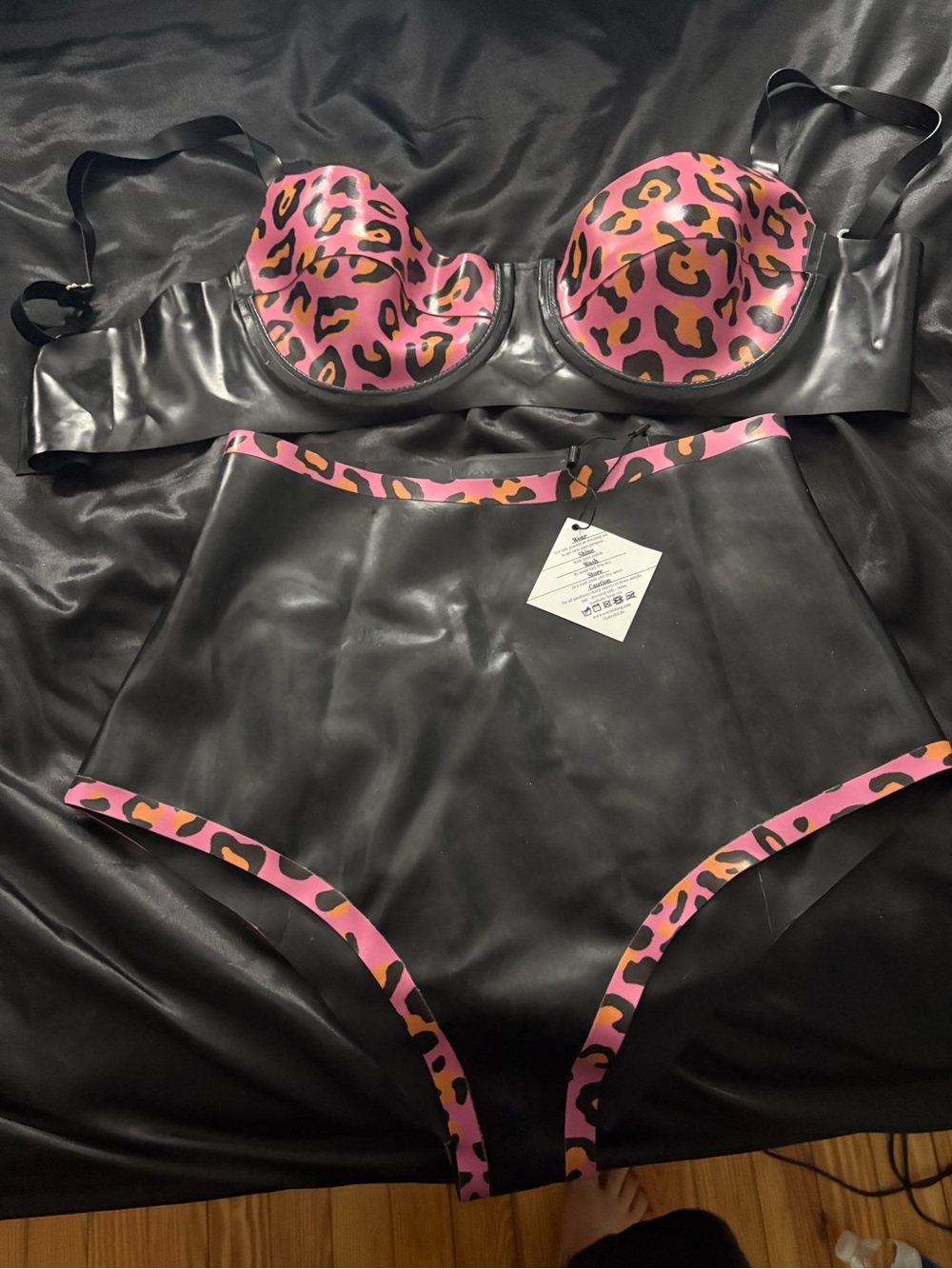 Vex latex rubber leopard bra and knickers NEW